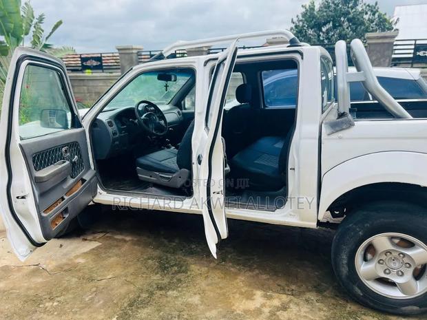 Nissan Hardbody 2002 White
