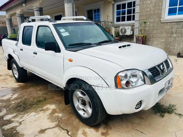 Nissan Hardbody 2002 White
