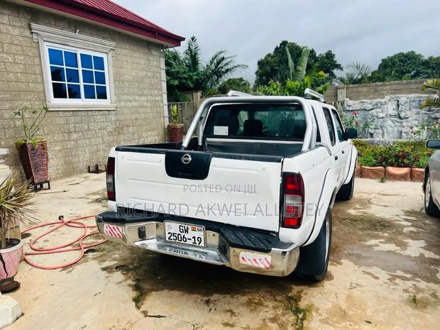 Nissan Hardbody 2002 White