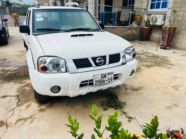 Nissan Hardbody 2002 White