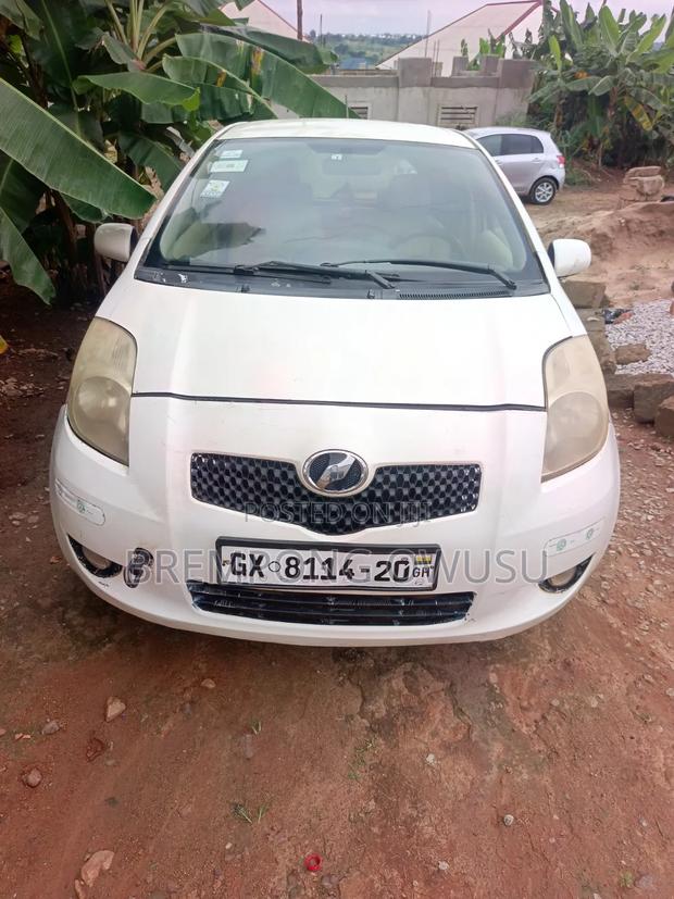 Toyota Vitz 2010 White