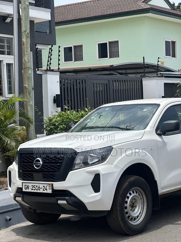Nissan Navara 2023 White