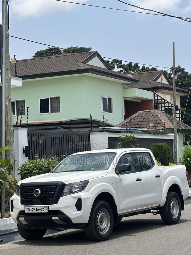 Nissan Navara 2023 White