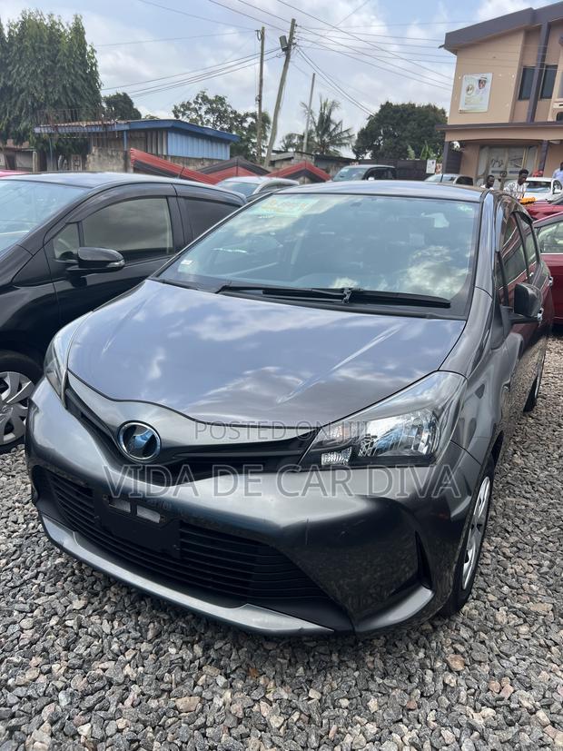 Toyota Vitz 1.3 FWD 5dr 2015 Gray