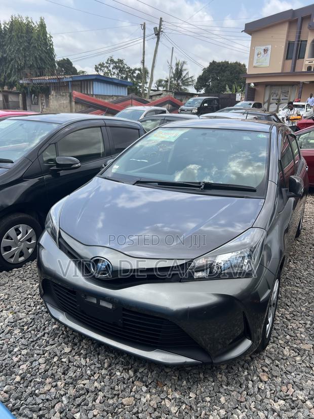 Toyota Vitz 1.3 FWD 5dr 2015 Gray