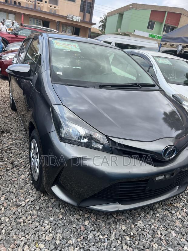 Toyota Vitz 1.3 FWD 5dr 2015 Gray