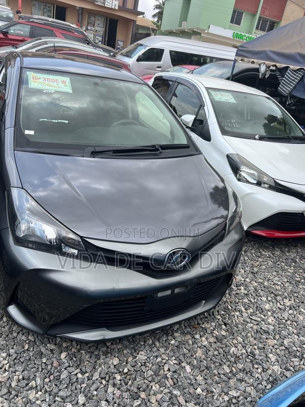 Toyota Vitz 1.3 FWD 5dr 2015 Gray