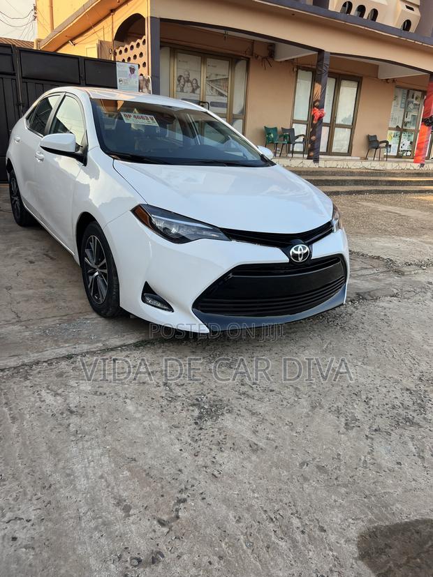 Toyota Corolla SE 4dr Sedan (1.8L 4cyl CVT) 2017 White