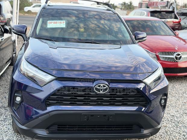 Toyota RAV4 XLE Premium 2025 Blue
