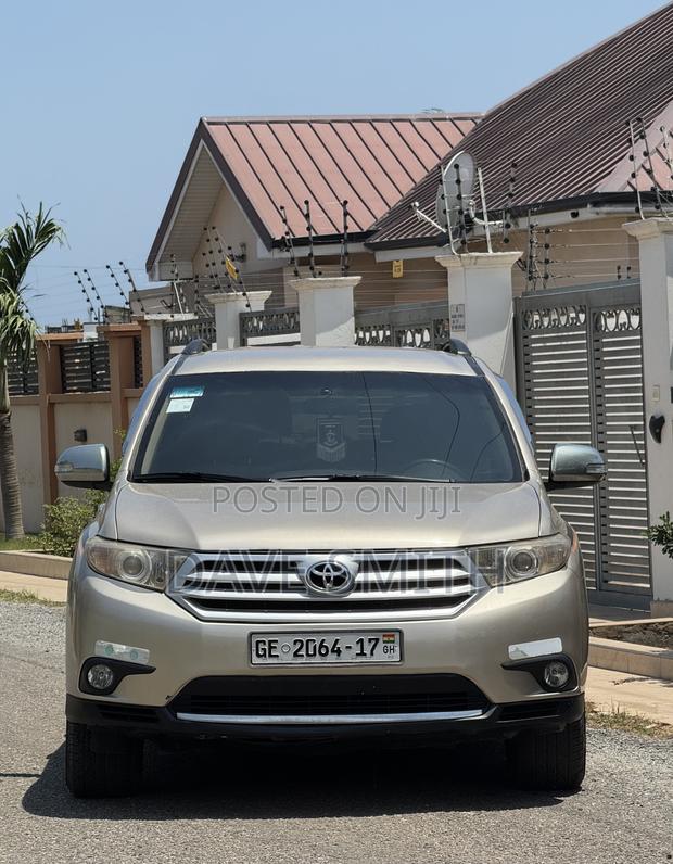 Toyota Highlander SE 3.5L 2WD 2013 Gold