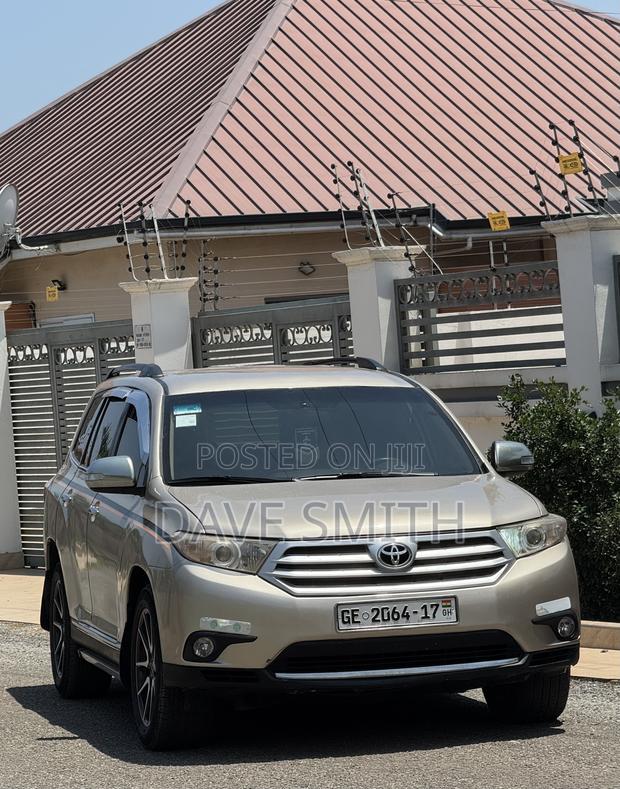 Toyota Highlander SE 3.5L 2WD 2013 Gold