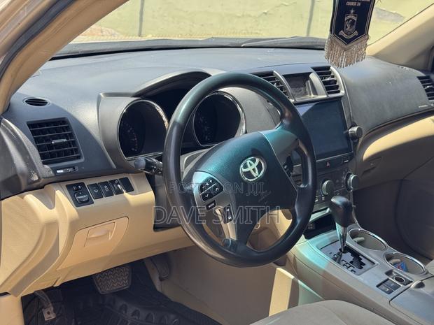 Toyota Highlander SE 3.5L 2WD 2013 Gold