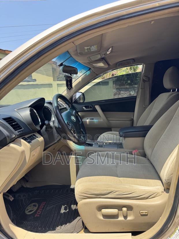 Toyota Highlander SE 3.5L 2WD 2013 Gold