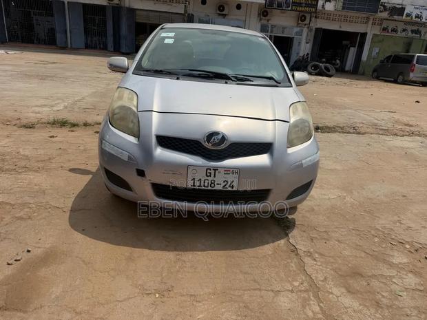 Toyota Vitz 2010 Silver