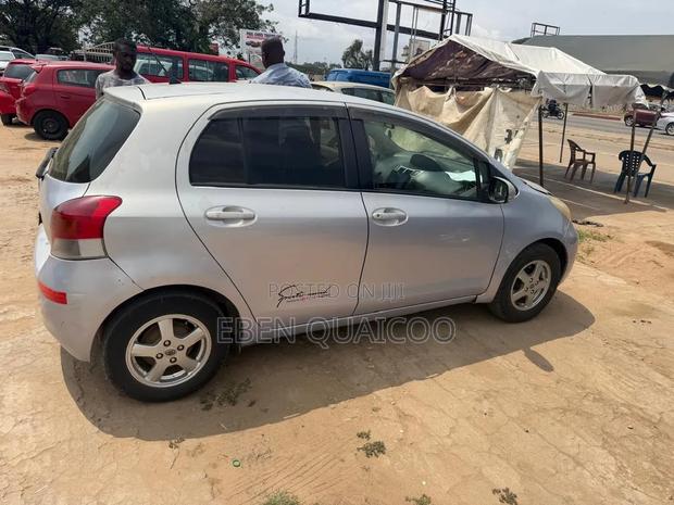 Toyota Vitz 2010 Silver