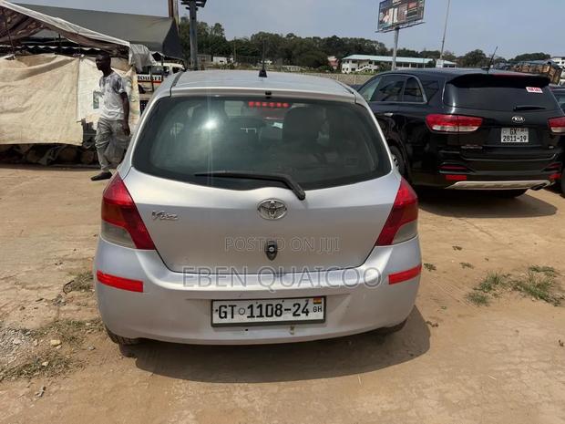 Toyota Vitz 2010 Silver