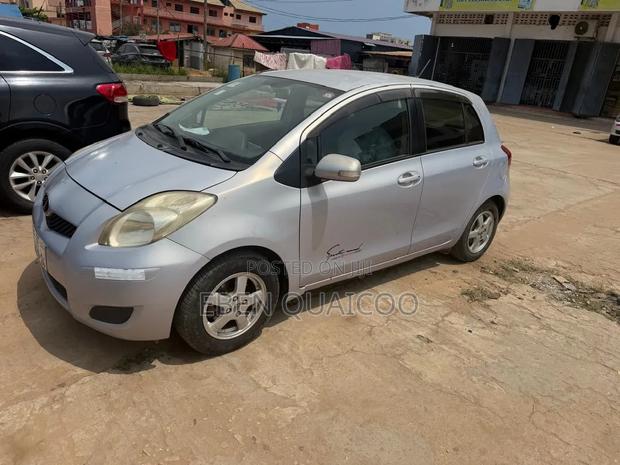 Toyota Vitz 2010 Silver