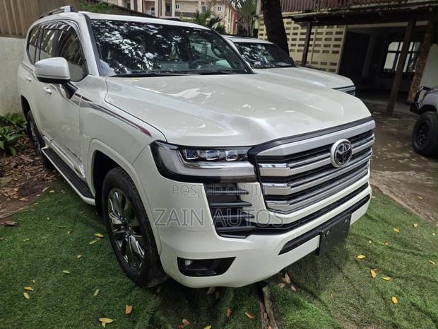 Toyota Land Cruiser 2025 White