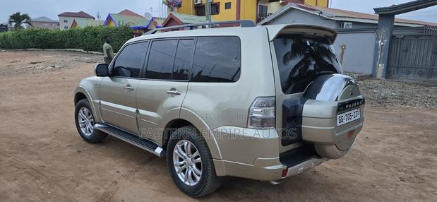Mitsubishi Pajero V90 3.8 V6 GLS/GLX 2015 Gold
