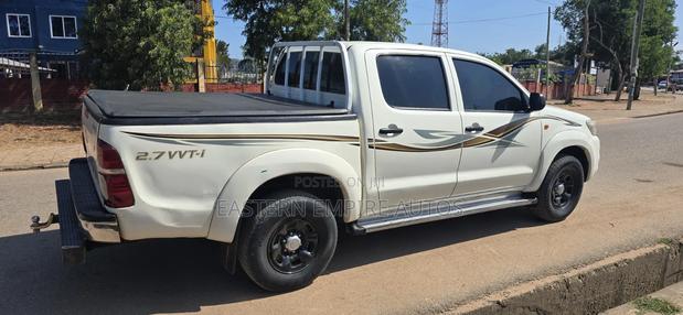 Toyota Hilux SR 4x4 2013 White