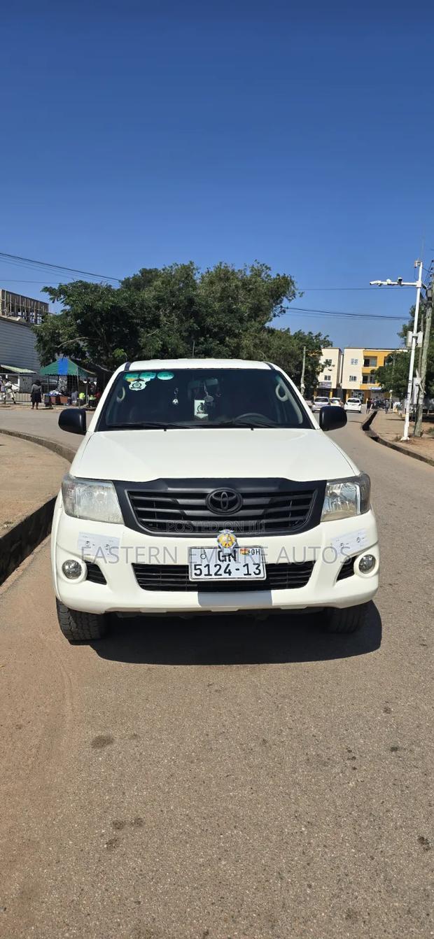 Toyota Hilux SR 4x4 2013 White
