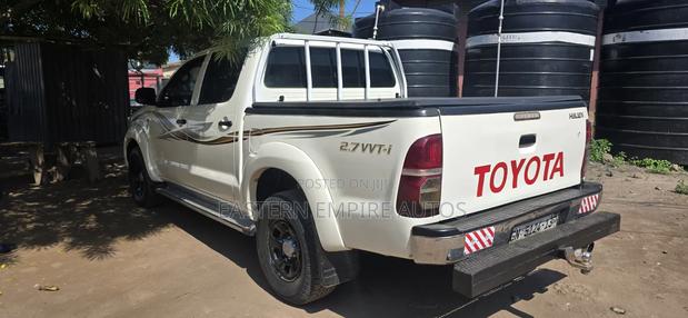 Toyota Hilux SR 4x4 2013 White