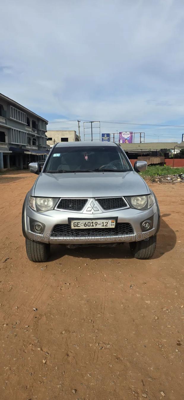 Mitsubishi L200 Double Cab 2.5 136hp 4WD 2012 Gray