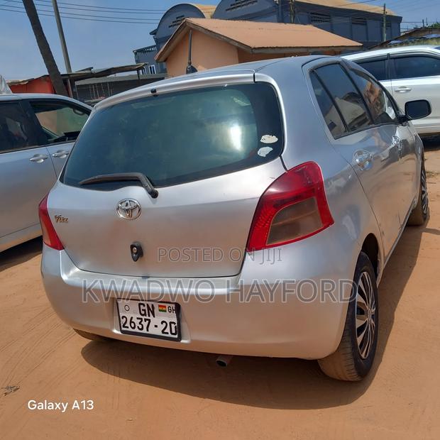 Toyota Vitz 2010 Silver