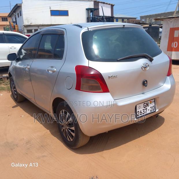 Toyota Vitz 2010 Silver