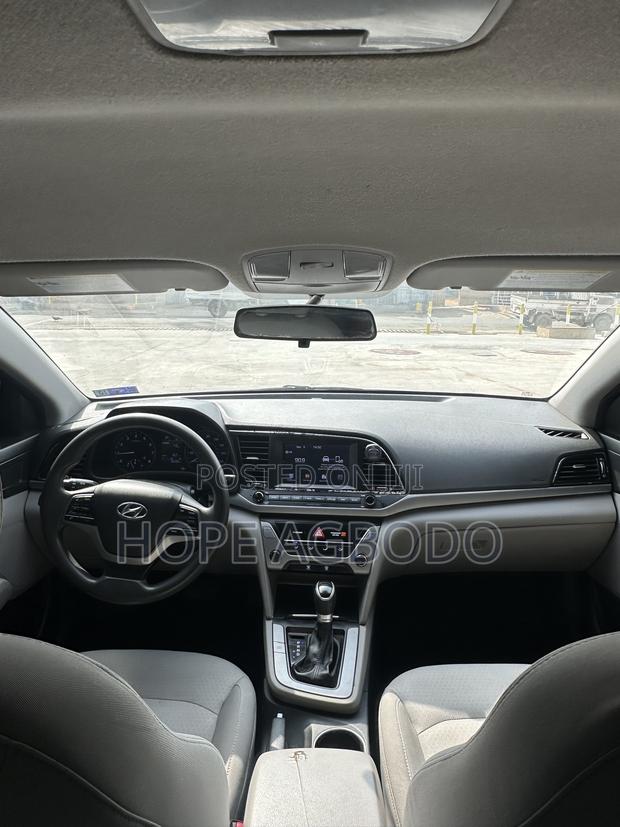 Hyundai Elantra SE Sedan FWD (2.0L 4cyl 6M) 2017 Silver