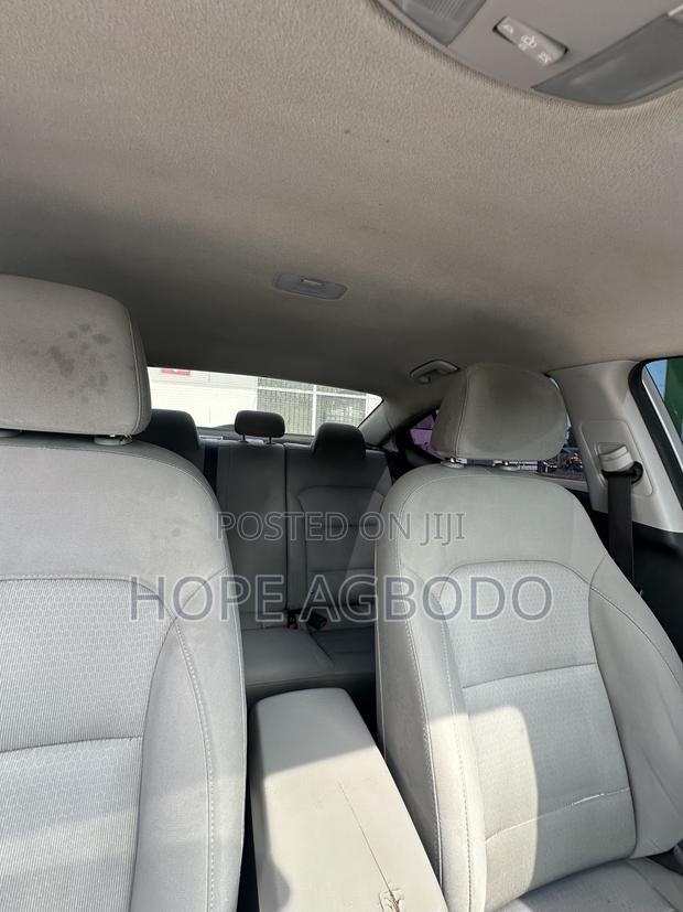 Hyundai Elantra SE Sedan FWD (2.0L 4cyl 6M) 2017 Silver