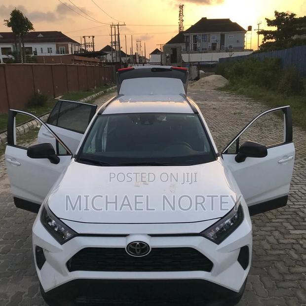 Toyota RAV4 LE AWD 2019 White