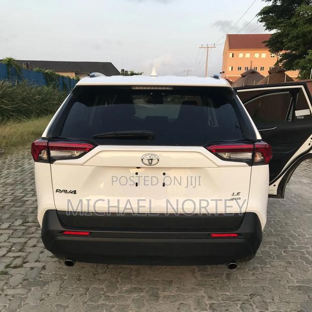 Toyota RAV4 LE AWD 2019 White