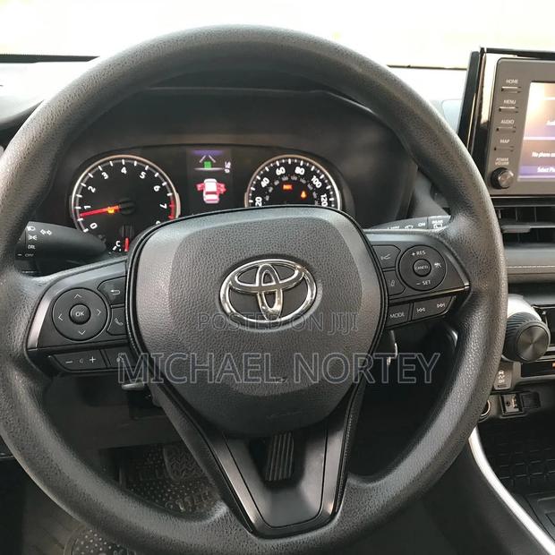 Toyota RAV4 LE AWD 2019 White