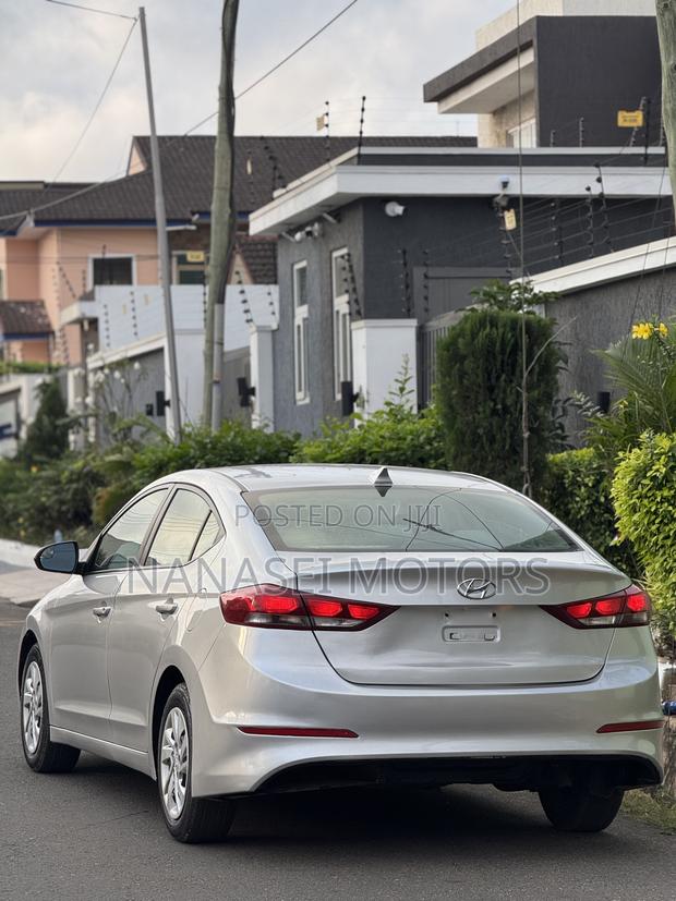Hyundai Elantra SE Sedan FWD (2.0L 4cyl 6M) 2017 Silver