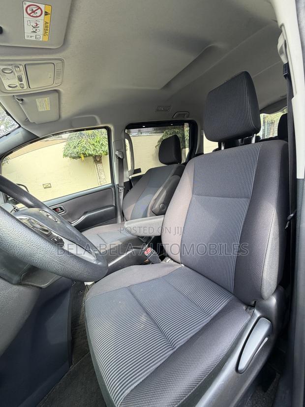 Toyota Voxy V 4WD 7-Seater 2015 Blue