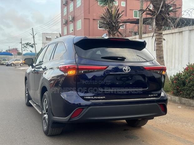Toyota Highlander XLE 2022 Blue