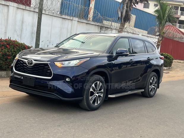 Toyota Highlander XLE 2022 Blue
