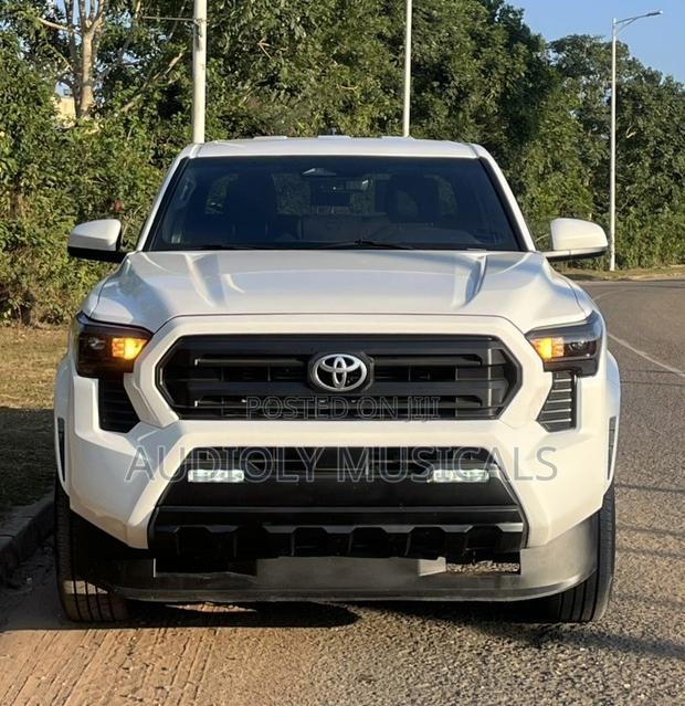 Toyota Tacoma 2025 White