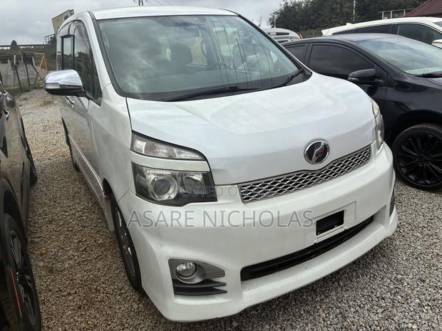 Toyota Voxy 2013 White
