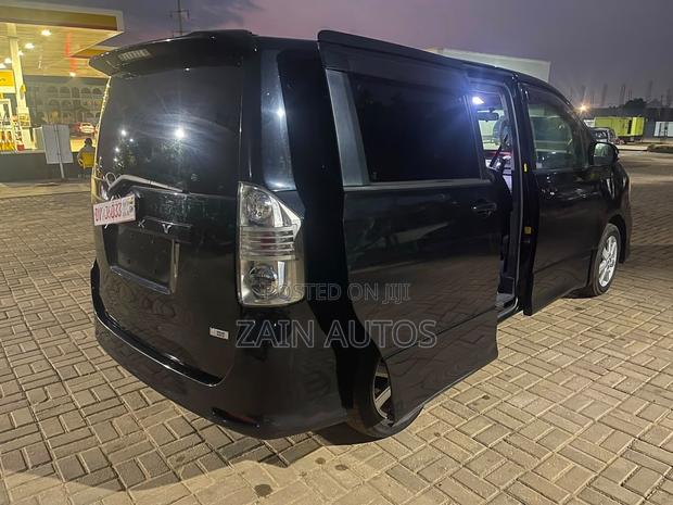 Toyota Voxy 2010 Black