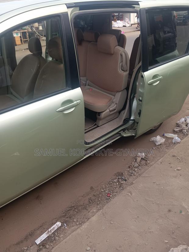Toyota Sienta 2011 Green
