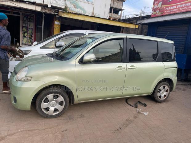 Toyota Sienta 2011 Green