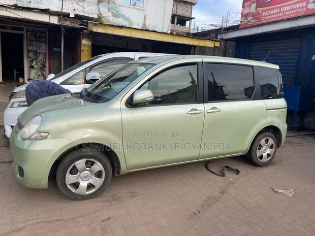 Toyota Sienta 2011 Green