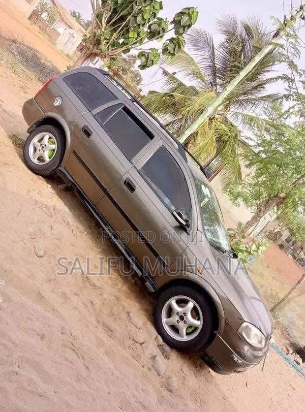 Opel Astra 2000 Green