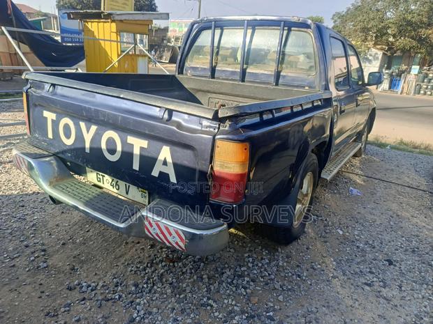 Toyota Hilux 2000 Blue