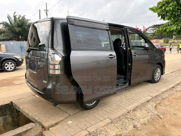 Toyota Voxy 2010 Gray