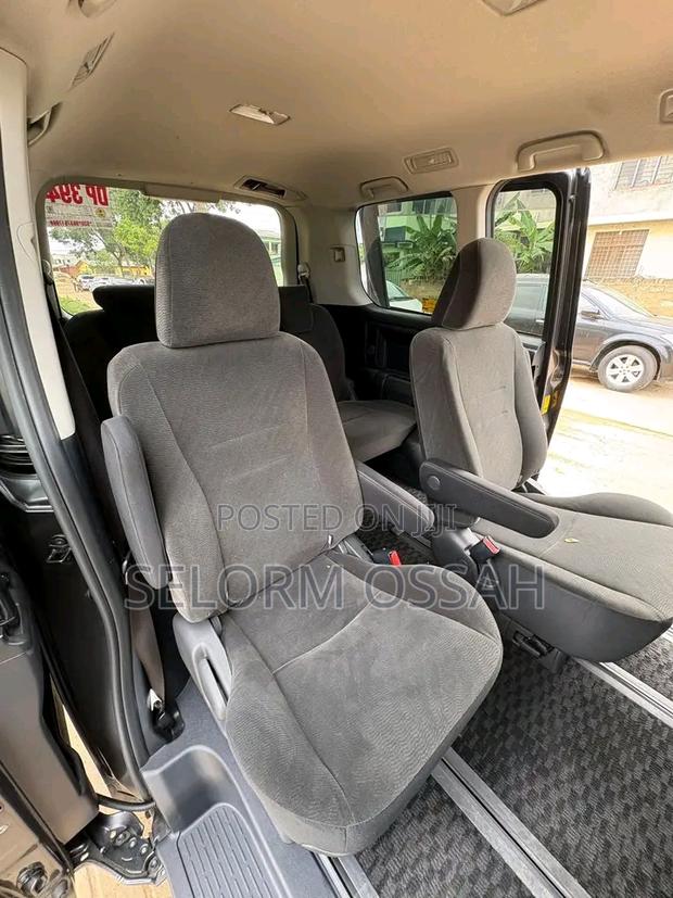 Toyota Voxy 2010 Gray