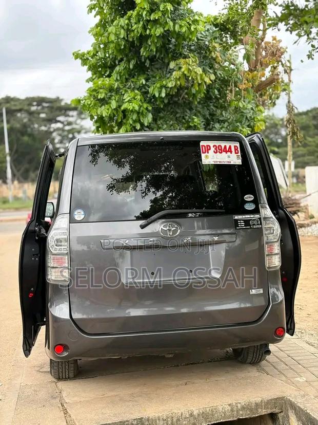 Toyota Voxy 2010 Gray