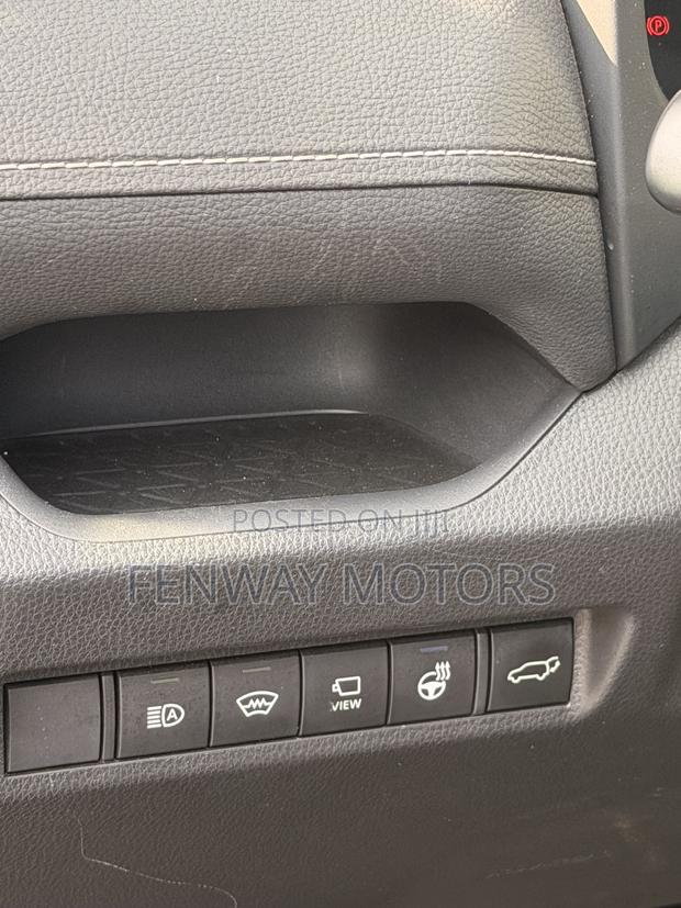 Toyota RAV4 XLE Premium 2022 Silver